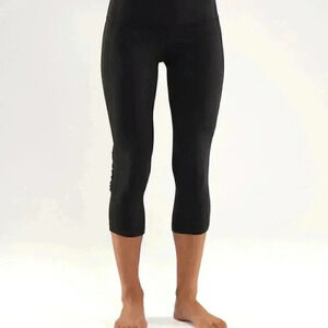 Lululemon Wunder Under Crop*Ruffle Black/white stripe size  2